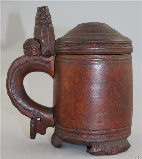 A 19th century Norwegian birch wood peg tankard, overall 6.5in.